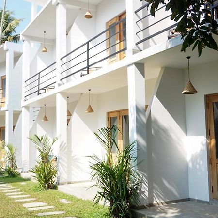 Отель Ocean Tribe Sri Lanka - Surf & Yoga Retreat Велигама Экстерьер фото