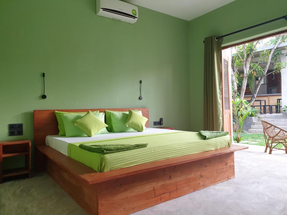 Отель Ocean Tribe Sri Lanka - Surf & Yoga Retreat Велигама Экстерьер фото